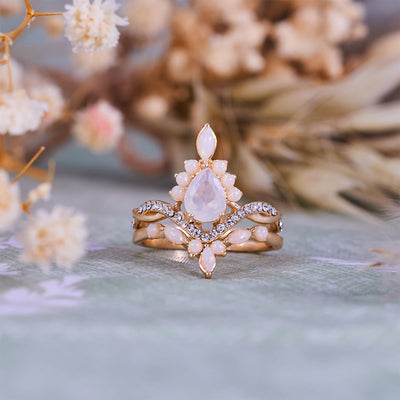 Olivenorma Ringset mit weißem Chalcedon im Birnenschliff und Kronendesign