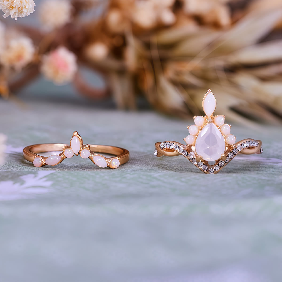 Olivenorma Ringset mit weißem Chalcedon im Birnenschliff und Kronendesign