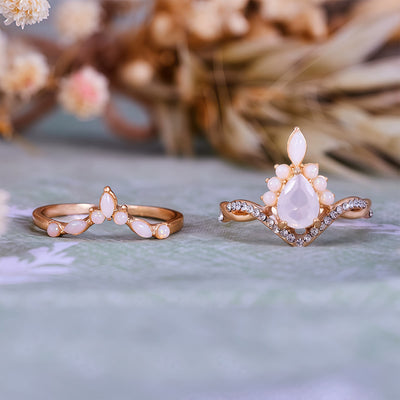 Olivenorma Ringset mit weißem Chalcedon im Birnenschliff und Kronendesign