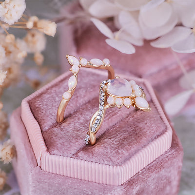 Olivenorma Ringset mit weißem Chalcedon im Birnenschliff und Kronendesign
