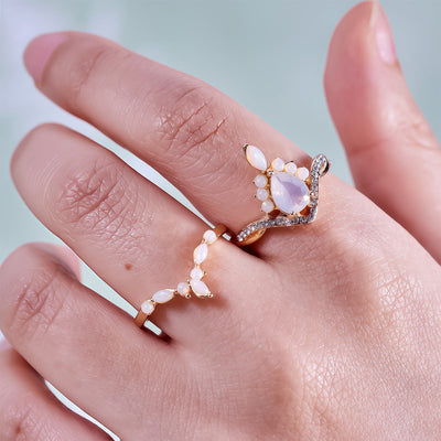 Olivenorma Ringset mit weißem Chalcedon im Birnenschliff und Kronendesign