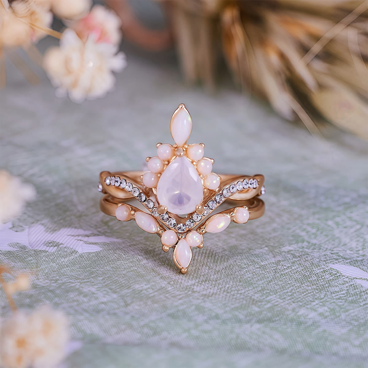 Olivenorma Ringset mit weißem Chalcedon im Birnenschliff und Kronendesign
