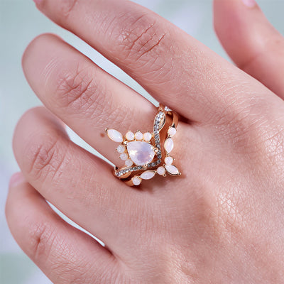 Olivenorma Ringset mit weißem Chalcedon im Birnenschliff und Kronendesign