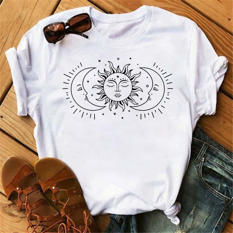 Olivenorma T-Shirt aus Baumwolle mit Mond- und Schmetterlingsdruck