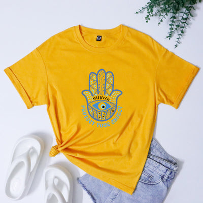Olivenorma T-Shirt mit Aufdruck „Schutz vor bösem Blick und Hamsa“