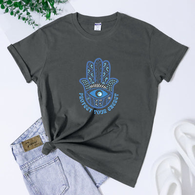 Olivenorma T-Shirt mit Aufdruck „Schutz vor bösem Blick und Hamsa“