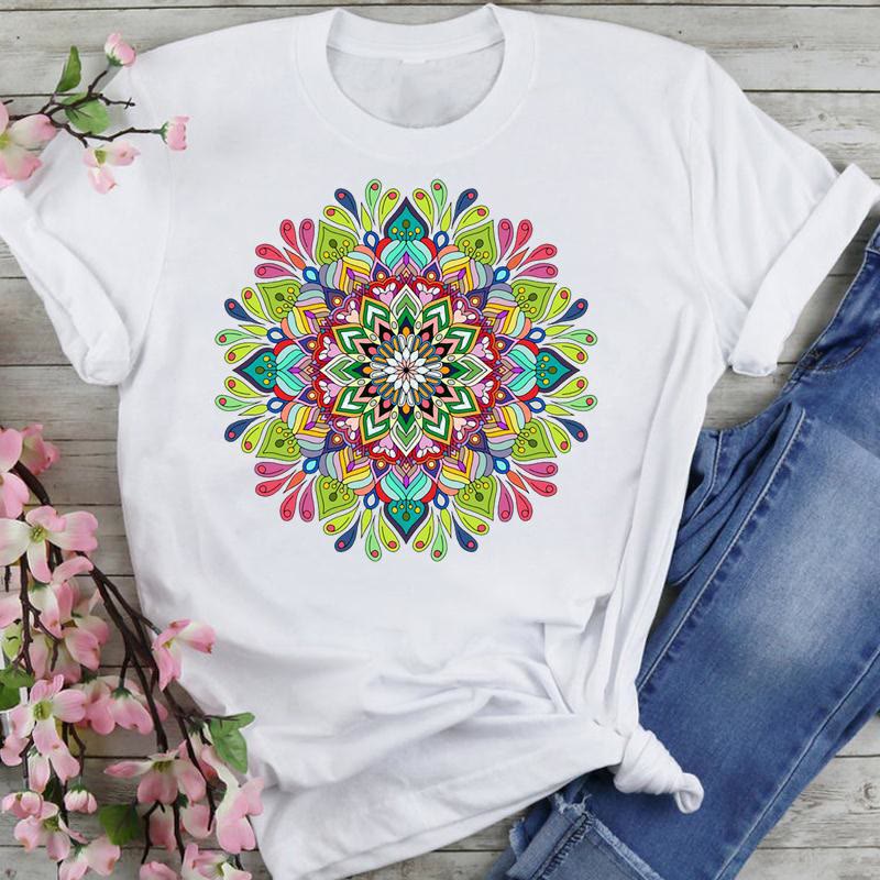 Olivenorma Chenille T-Shirt mit buntem Lotus-Elefanten-Aufdruck
