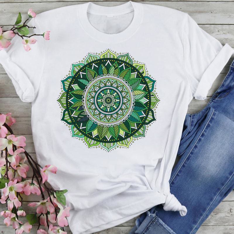 Olivenorma Chenille T-Shirt mit buntem Lotus-Elefanten-Aufdruck