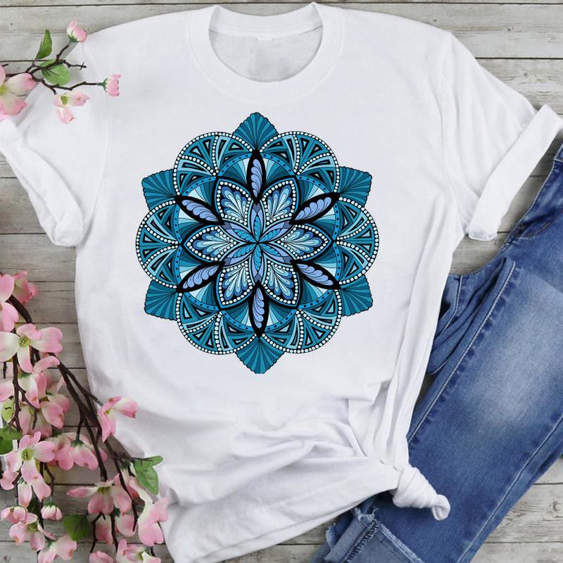 Olivenorma Chenille T-Shirt mit buntem Lotus-Elefanten-Aufdruck