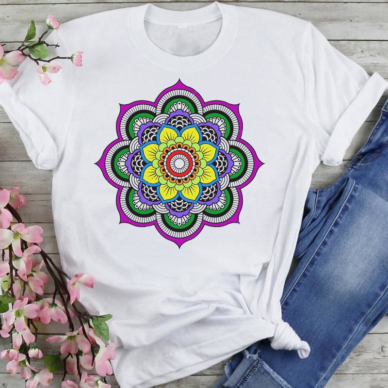 Olivenorma Chenille T-Shirt mit buntem Lotus-Elefanten-Aufdruck