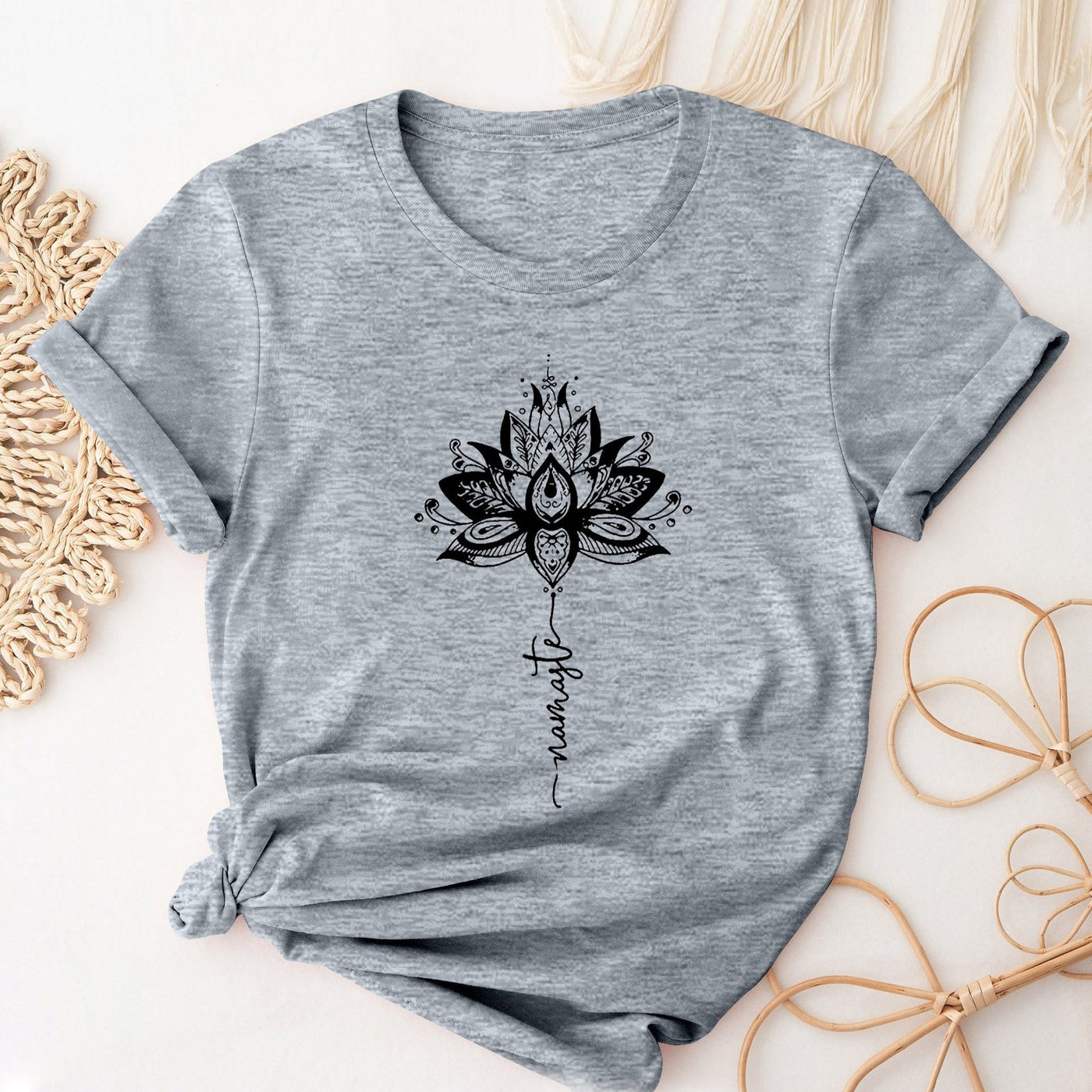 Olivenorma – Kurzärmliges T-Shirt mit Rundhalsausschnitt und Lotus- und Buchstabendruck