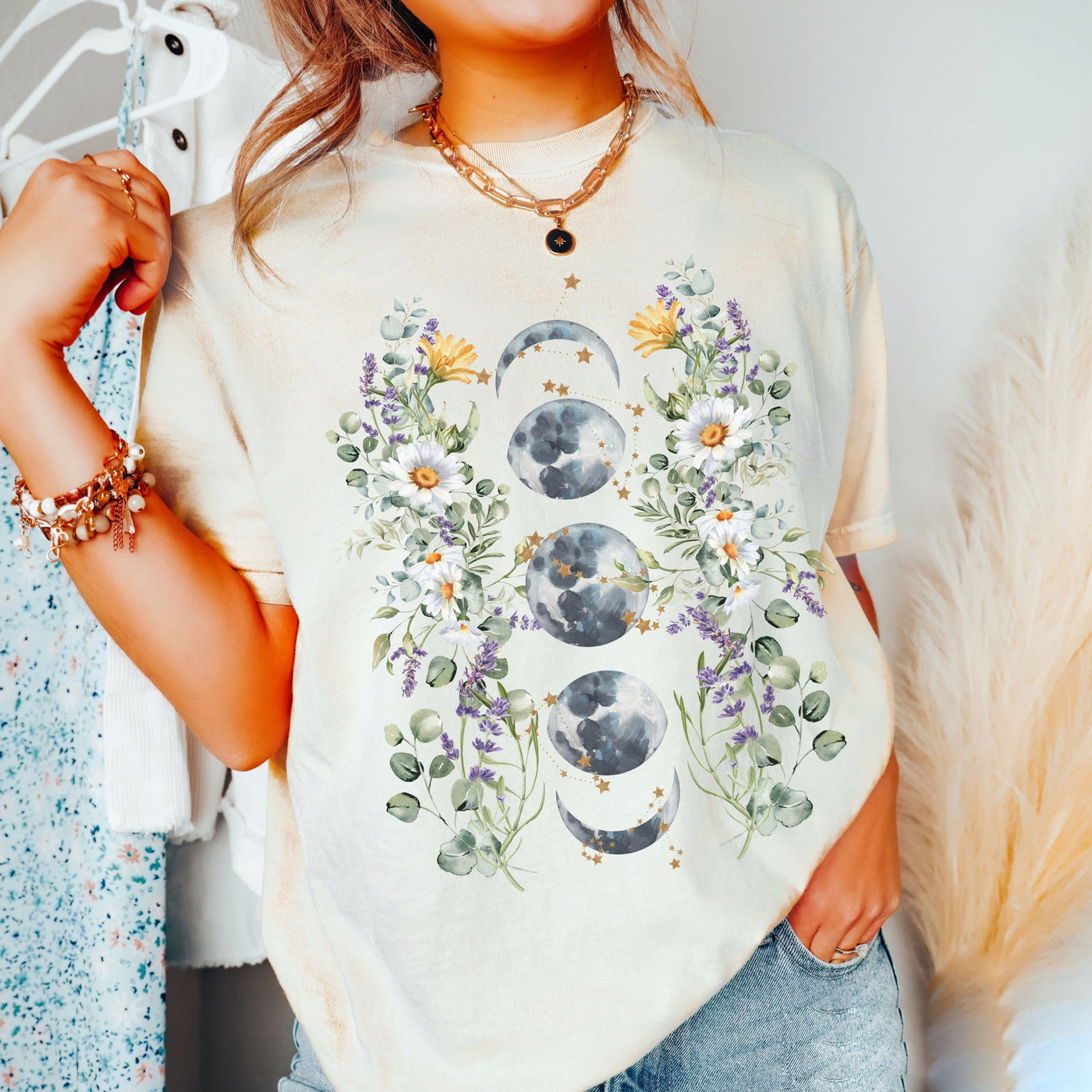 Olivenorma T-Shirt mit Blumenmuster und Mondphasen in Komfortfarben