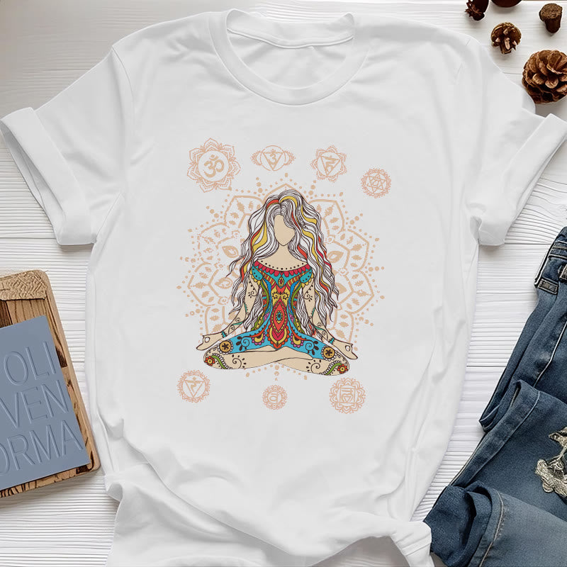 Olivenorma – Baumwoll-T-Shirt „Meditierende Göttin“