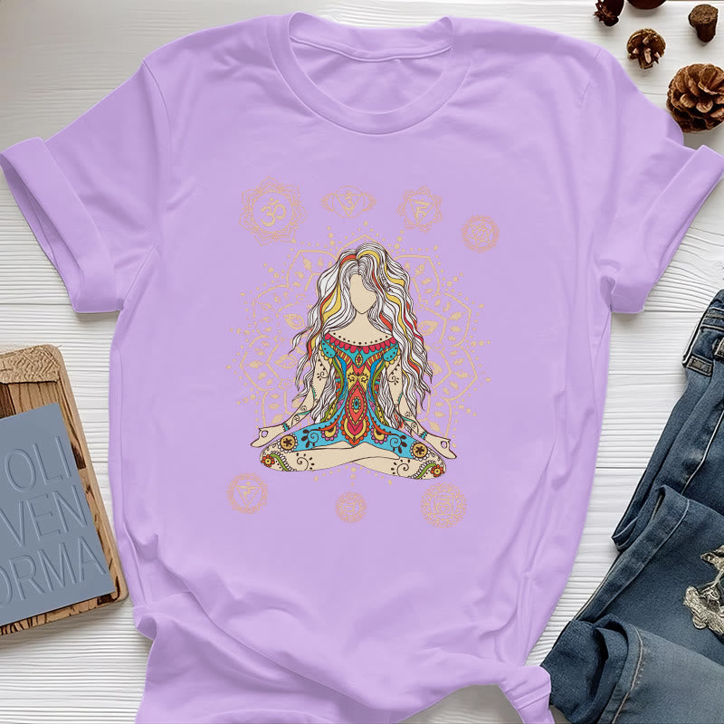 Olivenorma – Baumwoll-T-Shirt „Meditierende Göttin“