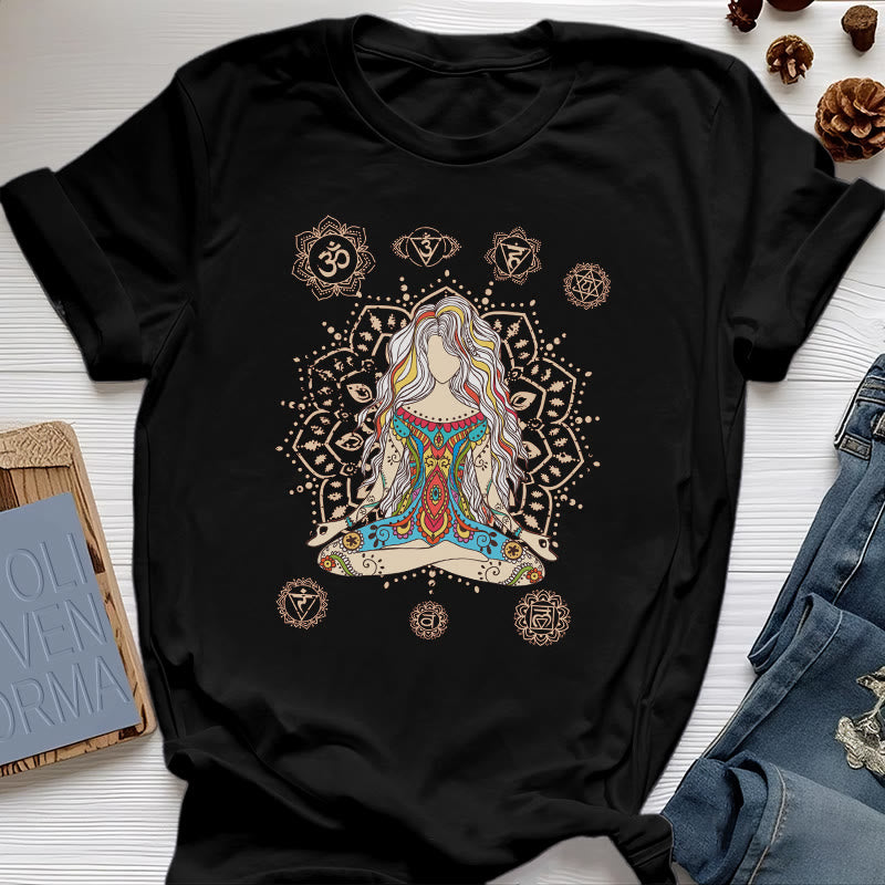 Olivenorma – Baumwoll-T-Shirt „Meditierende Göttin“