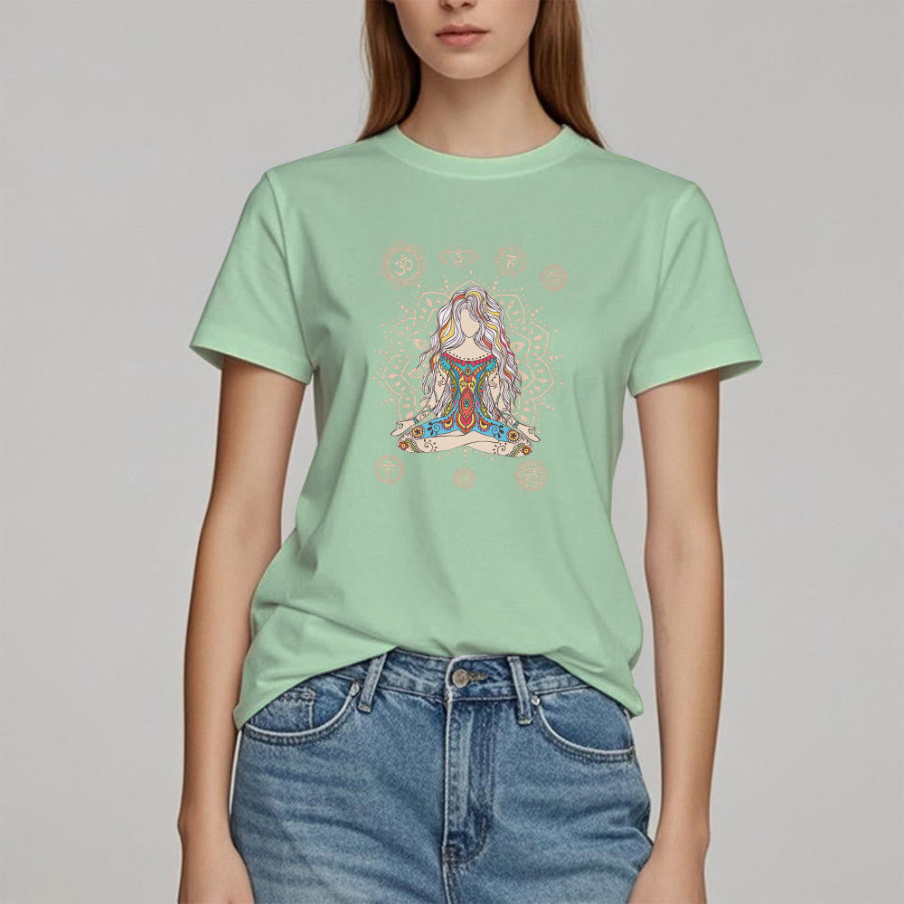 Olivenorma – Baumwoll-T-Shirt „Meditierende Göttin“