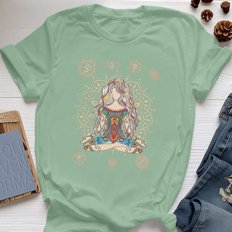 Olivenorma – Baumwoll-T-Shirt „Meditierende Göttin“