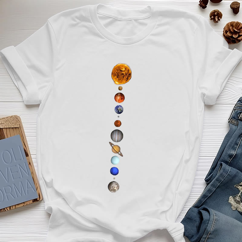 Olivenorma – T-Shirt mit Sonnensystem-Galaxien-Print