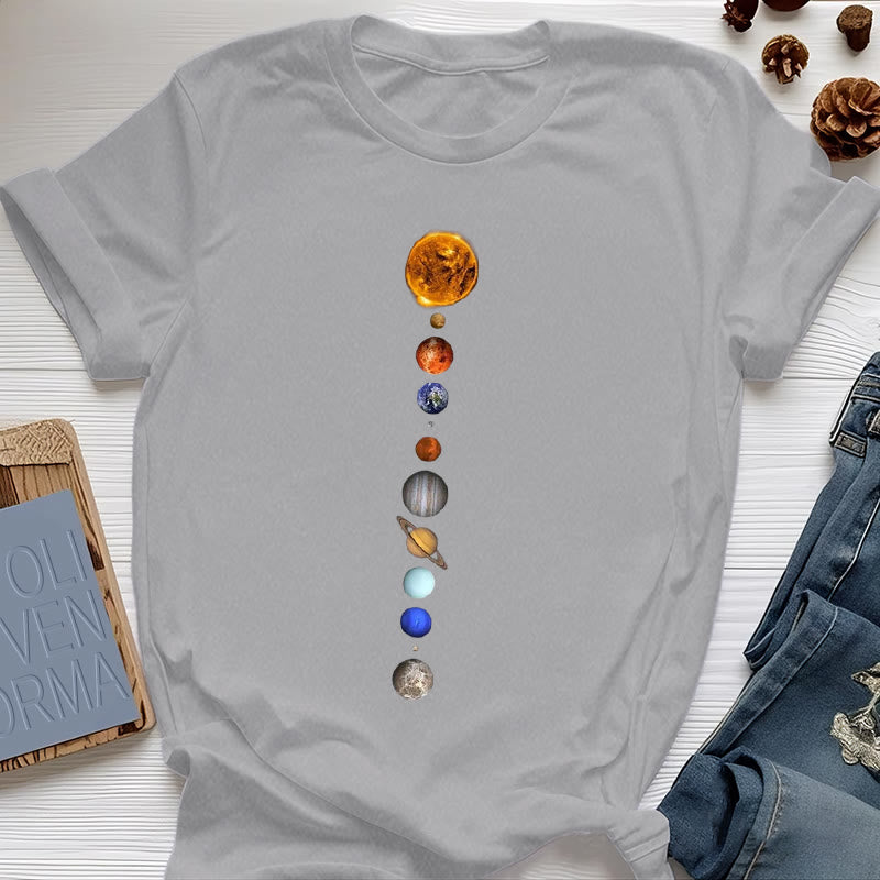 Olivenorma – T-Shirt mit Sonnensystem-Galaxien-Print