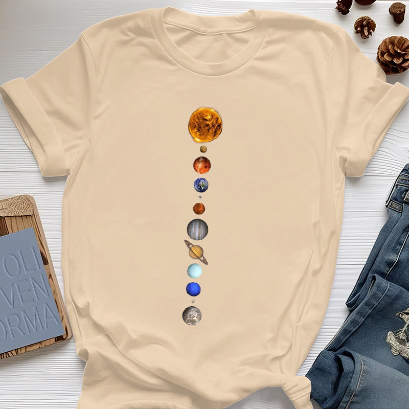 Olivenorma – T-Shirt mit Sonnensystem-Galaxien-Print