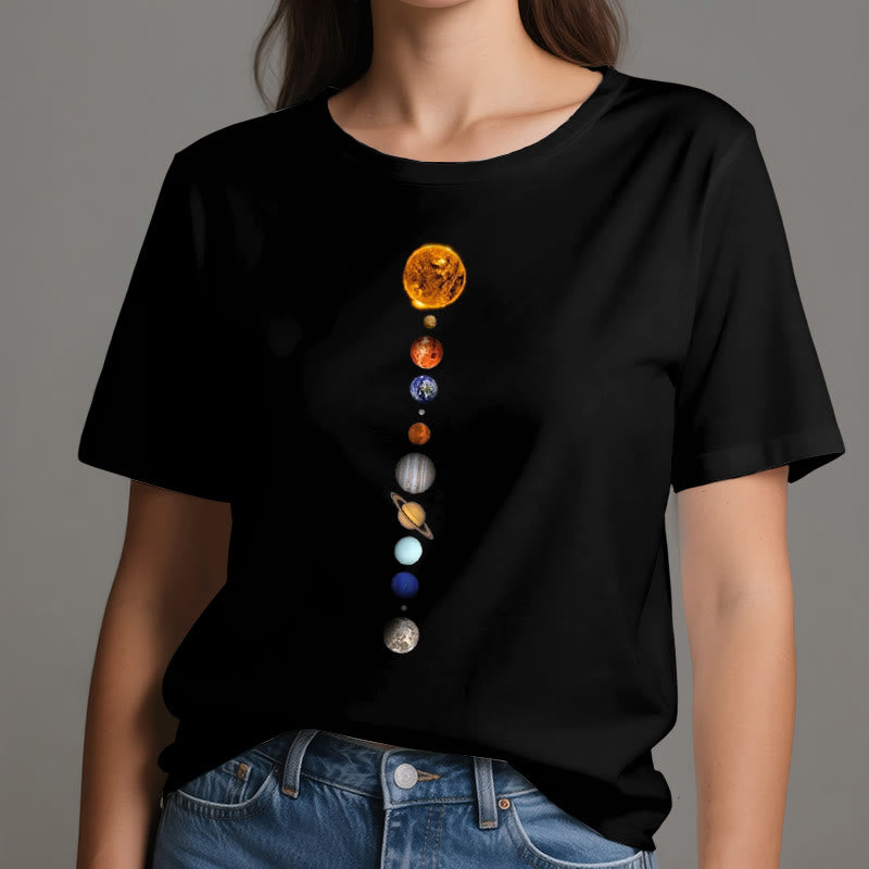 Olivenorma – T-Shirt mit Sonnensystem-Galaxien-Print