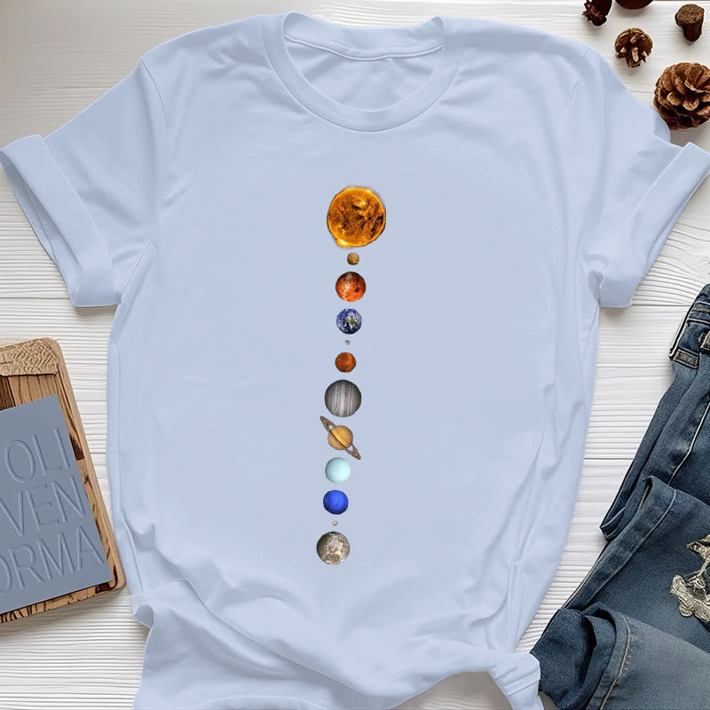 Olivenorma – T-Shirt mit Sonnensystem-Galaxien-Print