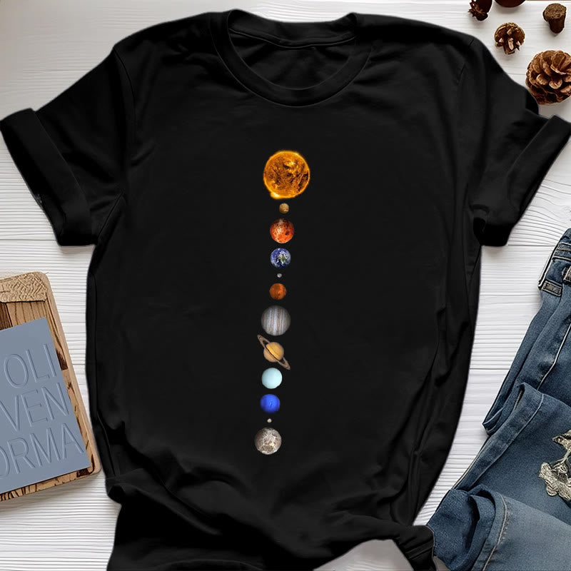 Olivenorma – T-Shirt mit Sonnensystem-Galaxien-Print