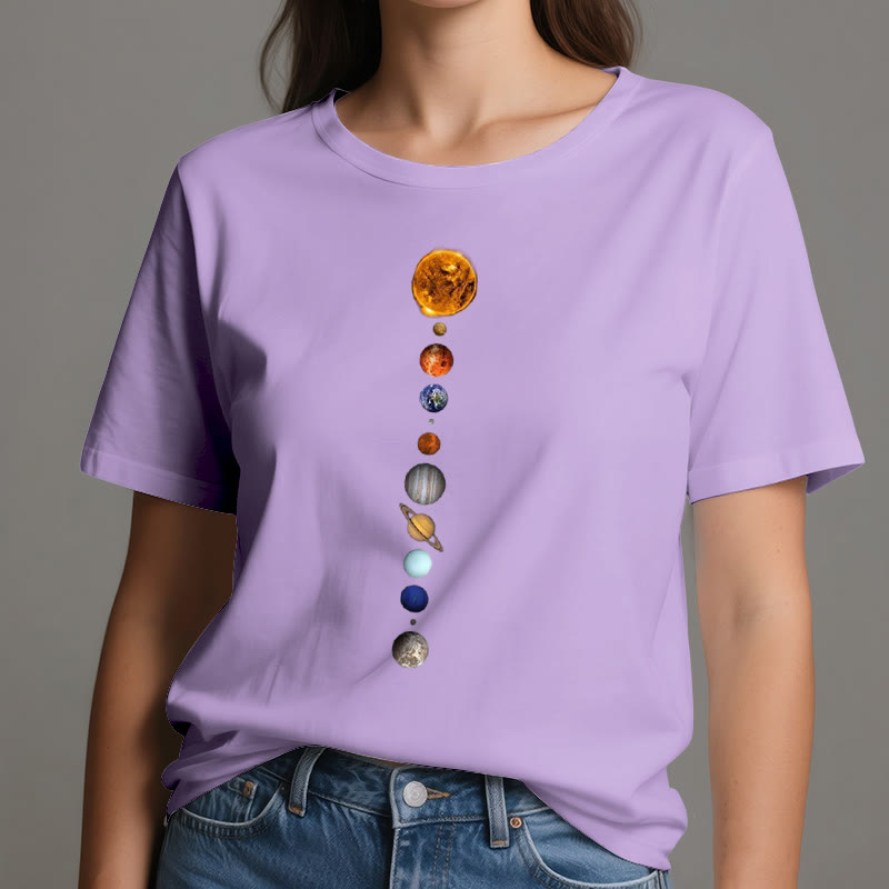 Olivenorma – T-Shirt mit Sonnensystem-Galaxien-Print
