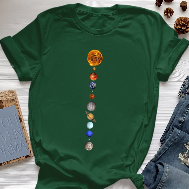 Olivenorma – T-Shirt mit Sonnensystem-Galaxien-Print