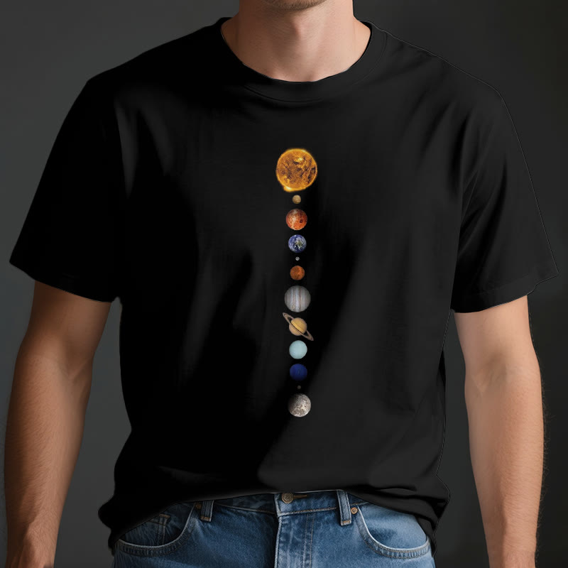 Olivenorma – T-Shirt mit Sonnensystem-Galaxien-Print