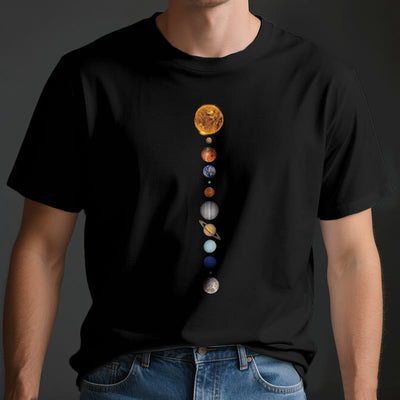 Olivenorma – T-Shirt mit Sonnensystem-Galaxien-Print