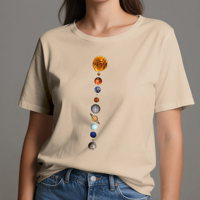 Olivenorma – T-Shirt mit Sonnensystem-Galaxien-Print