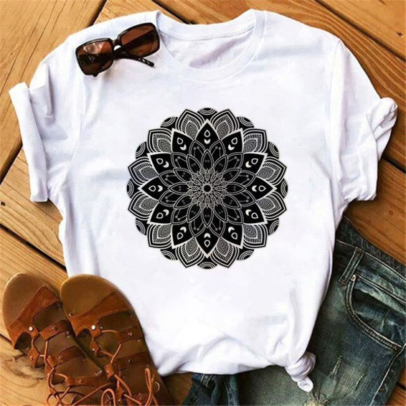 Olivenorma – Weißes T-Shirt mit farbigem geometrischem Lotus-Print