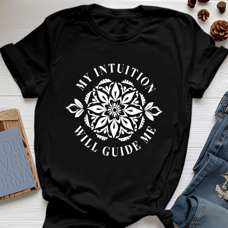 Olivenorma T-Shirt mit Blumenmuster „Meine Intuition wird mich leiten“ - Schwarz - 2XL - image 8