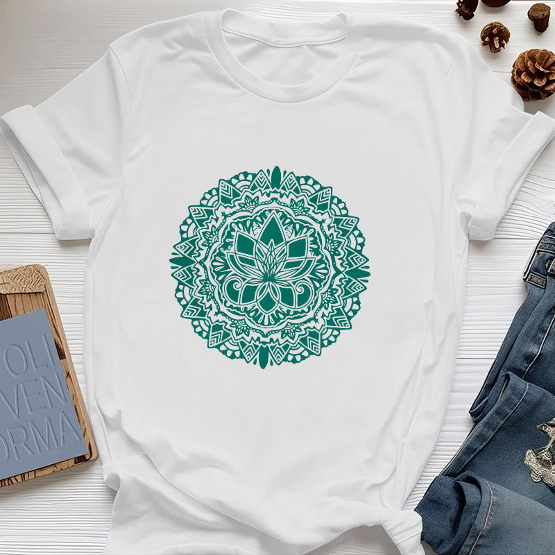 Olivenorma – T-Shirt mit grünem Lotus-Print