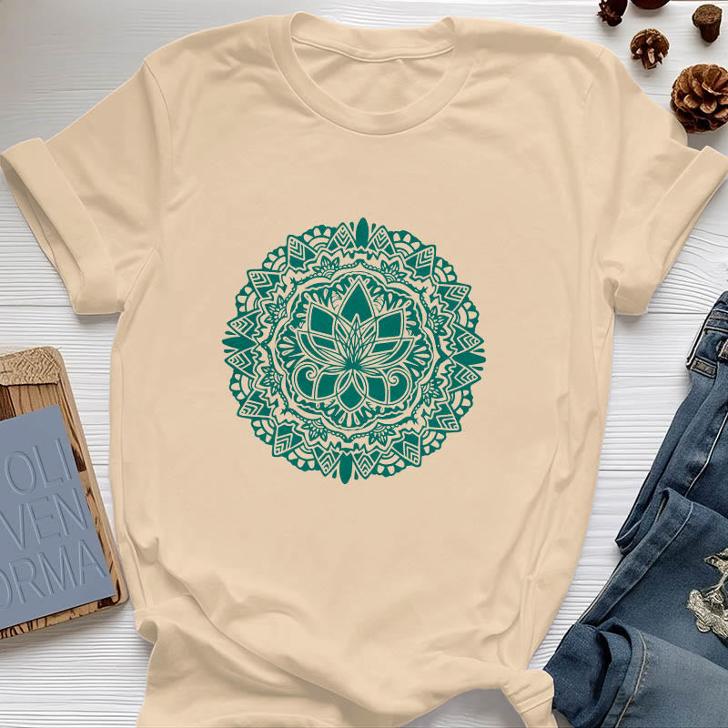 Olivenorma – T-Shirt mit grünem Lotus-Print