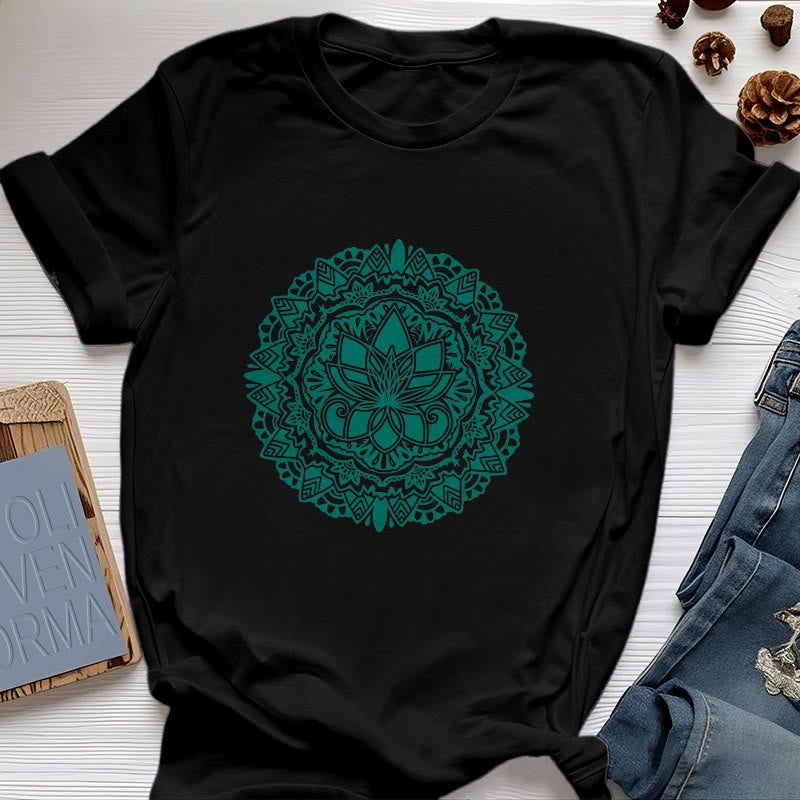 Olivenorma – T-Shirt mit grünem Lotus-Print