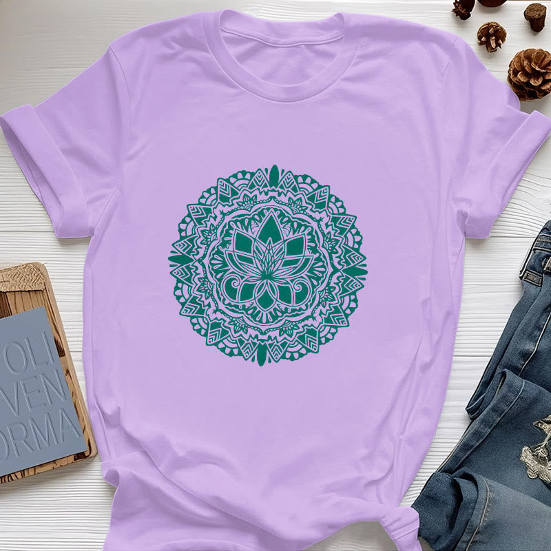 Olivenorma – T-Shirt mit grünem Lotus-Print