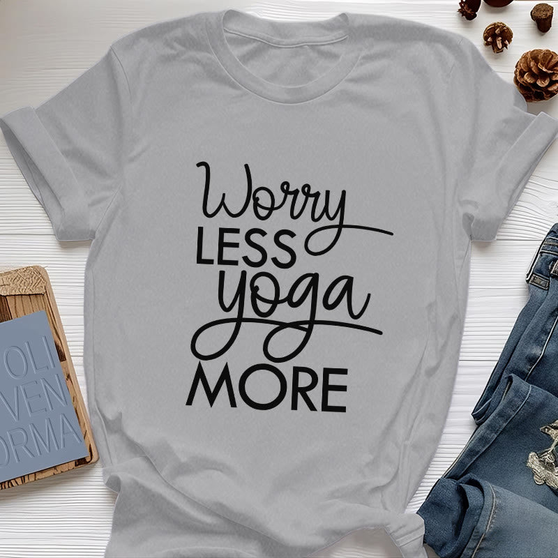 Olivenorma Yoga-T-Shirt mit dem Aufdruck „Worry Less, Yoga More“ - Grau - 2XL - image 1