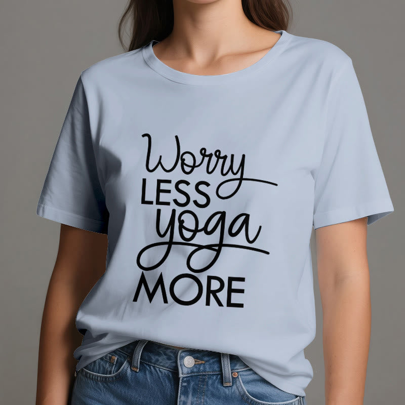 Olivenorma Yoga-T-Shirt mit dem Aufdruck „Worry Less, Yoga More“ - image 13