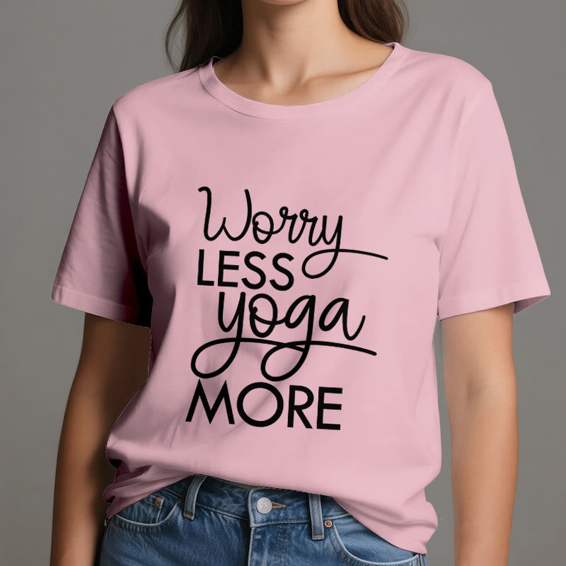 Olivenorma Yoga-T-Shirt mit dem Aufdruck „Worry Less, Yoga More“ - image 15