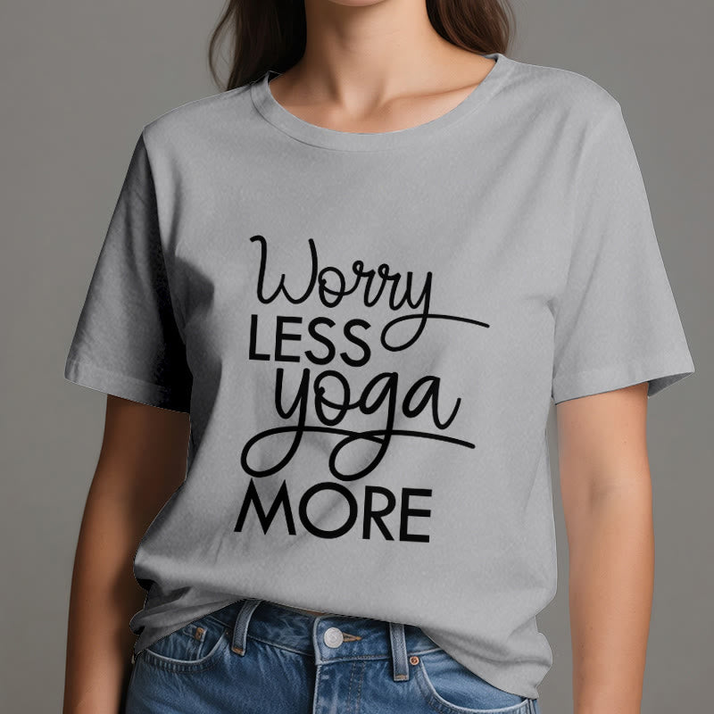 Olivenorma Yoga-T-Shirt mit dem Aufdruck „Worry Less, Yoga More“ - image 2