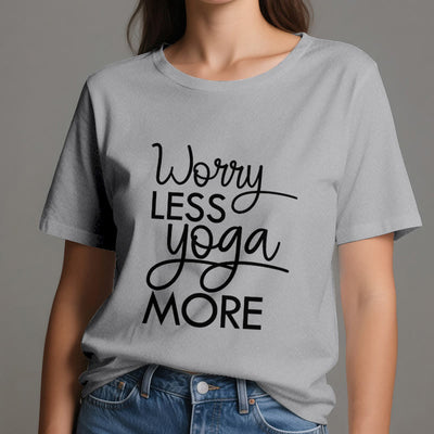 Olivenorma Yoga-T-Shirt mit dem Aufdruck „Worry Less, Yoga More“ - image 2