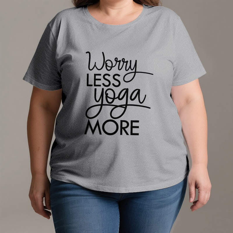 Olivenorma Yoga-T-Shirt mit dem Aufdruck „Worry Less, Yoga More“ - image 3