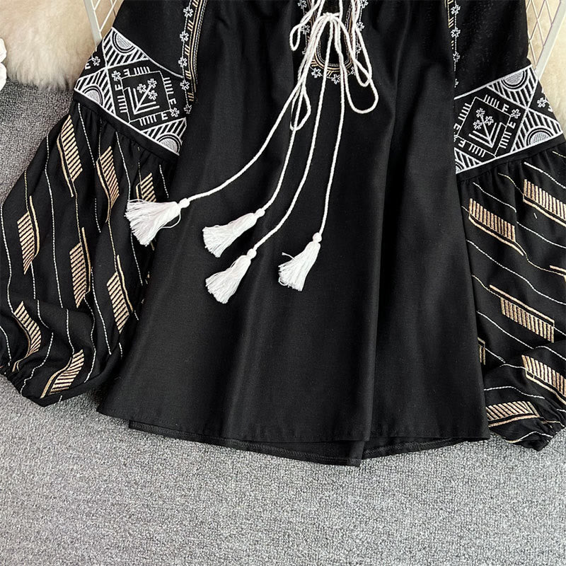 Olivenorma Damenhemd mit geometrischer Totem-Stickerei und Laternenärmeln
