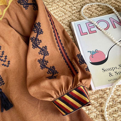 Olivenorma Damenhemd im Bohemian-Stil mit Stickerei und Laternenärmeln