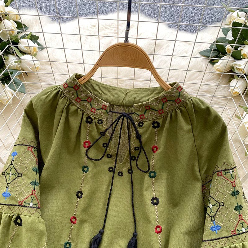 Olivenorma Damenhemd mit Vintage-Blumenstickerei und Laternenärmeln