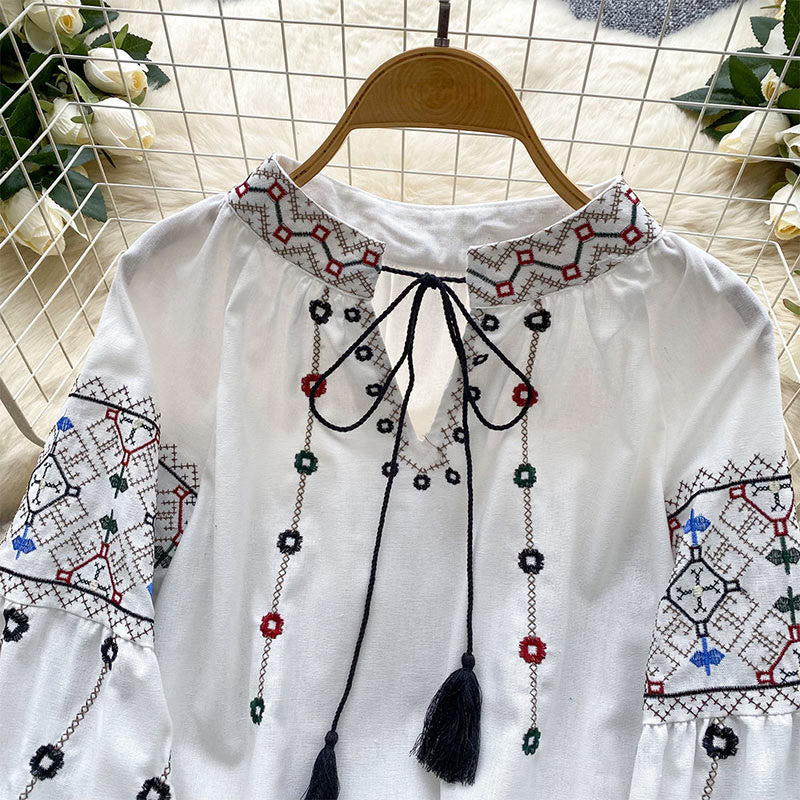 Olivenorma Damenhemd mit Vintage-Blumenstickerei und Laternenärmeln