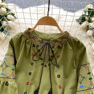 Olivenorma Damenhemd mit Vintage-Blumenstickerei und Laternenärmeln