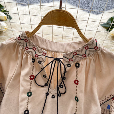 Olivenorma Damenhemd mit Vintage-Blumenstickerei und Laternenärmeln